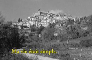 Image en noir et blanc d’une petite ville sur la colline.