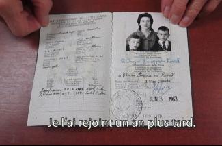 Un vieux passeport est ouvert à la page photo.